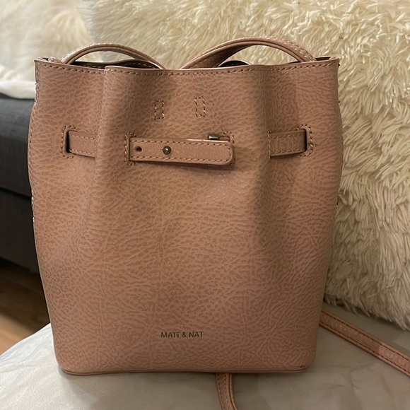 ❤️SOLD❤️ MATT & NAT Light Pink Grained Vegan Leather Bucket Bag - Picture 3 of 10
